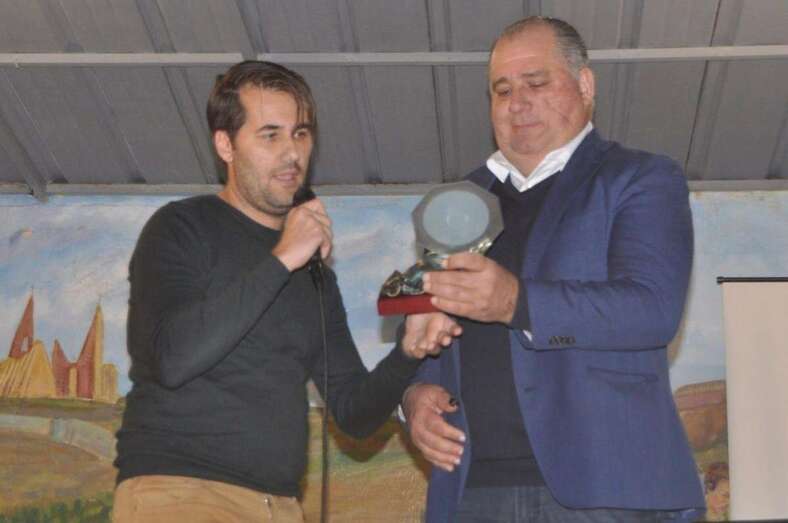 Momento en que Juan Martel recibe el premio anual de la cafetería Avenida 12-30 (Foto TA)